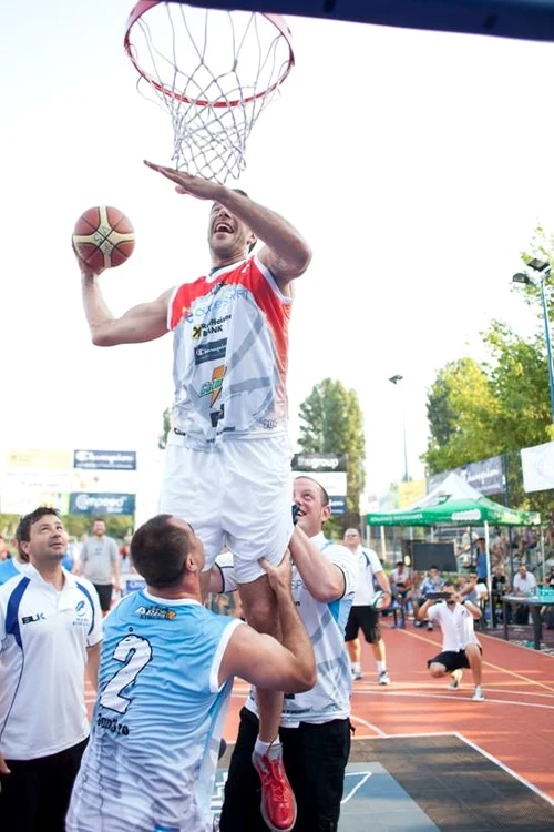 Stejarii l-au ridicat pe Virgil Stanescu ca la tusa, pentru un slam-dunk