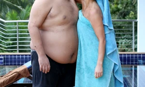 Bărbatul misterios pe care îl sărută pe gură bomba sexy este nimeni altul decât fiul ei autist, Harvey de 17 ani jpeg