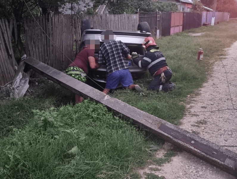 S-a suit beat la volan, a doborât cu mașina un stâlp de electricitate și s-a răsturnat. O tânără e grav rănită