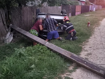 Mașina a lovit stâlpul și l-a pus la pământ. FOTO ISU Argeș