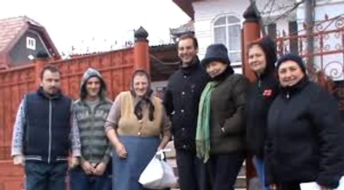 Activitîțile caritabile au efecte benefice asupra vieții voluntarilor și a bătrînilor săraciSursa foto: proromânesc.ro