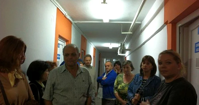 Dascălii nu-şi abandonează şcoala. FOTO: pressalert.ro