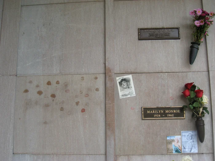 cripta hugh hefner jpeg