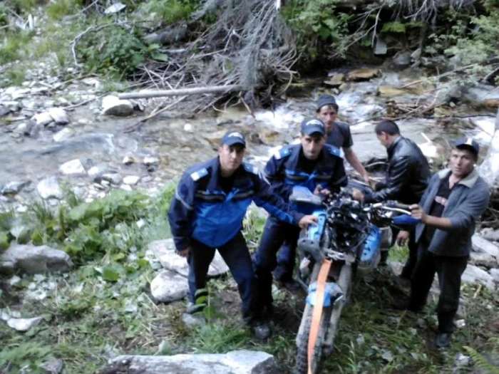 Jandarmii din Rânca au muncit peste opt ore să scoată motocicleta din prăpastie