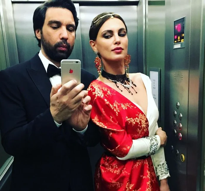 Catrinel, într-o ţinută de indiancă, alături de iubitul ei Massimiliano Di Lodovico 