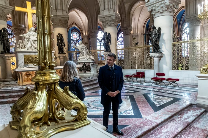Președintele Emanuel Macron în Catedrala Notre Dame/ FOTO: Profimedia