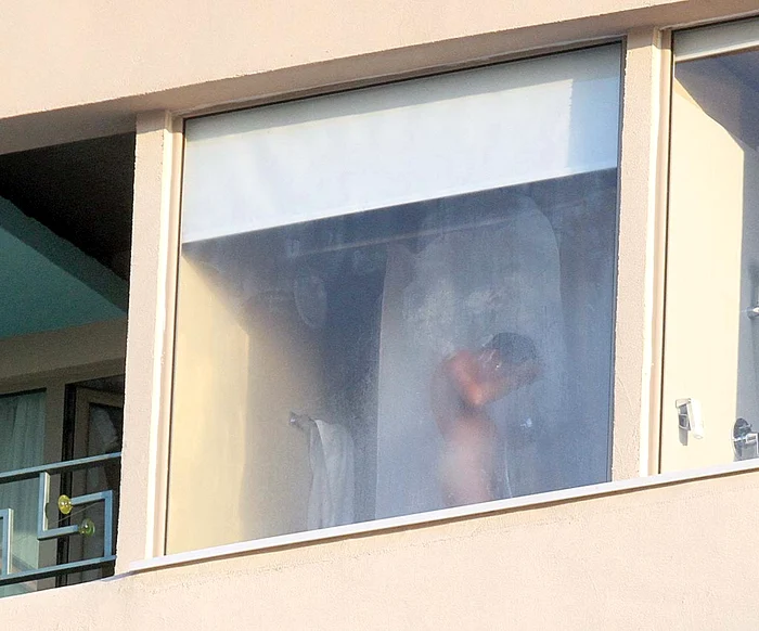 
    La final, a așezat frumos prosopul la  locul lui, dar tot  nu și-a dat seama că  e în văzul tuturor  