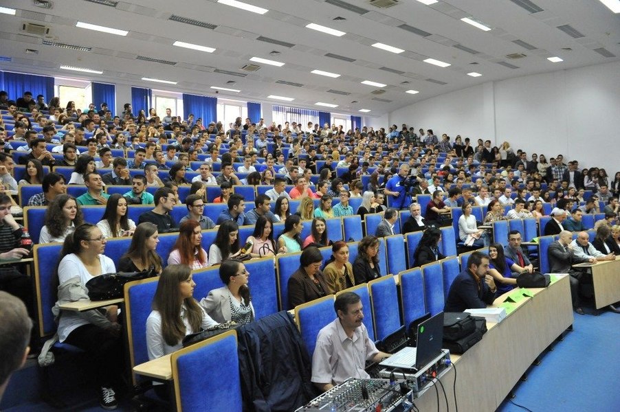 Proiect legislativ pentru limitarea timpului petrecut la facultate: „Nu mai mult de 8 ore în facultate zilnic” 