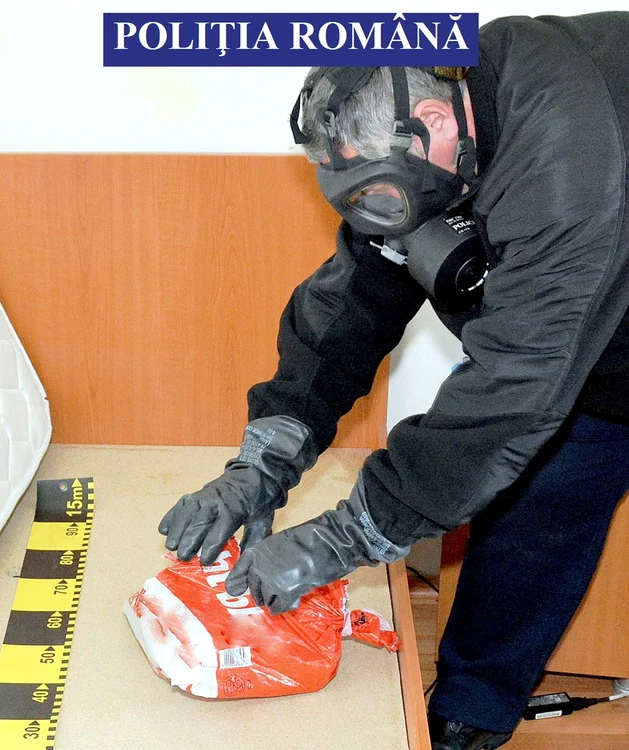 Oamenii legii au manevrat cu foarte mare grijă substanţele extrem de periculoase