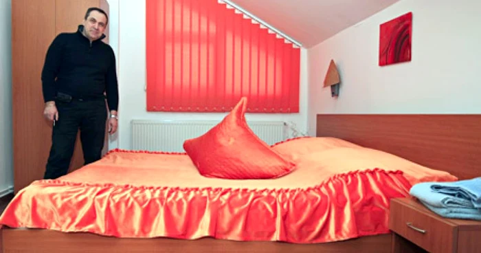 Administratorii pensiunilor din oraş pregătesc camerele pentru viitorii turişti