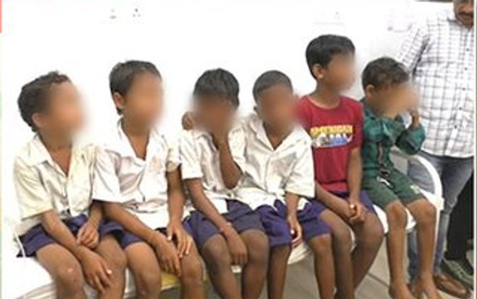 Opt copii au ajuns la spital după ce colegii le-au pus lipici în ochi în timpul somnului