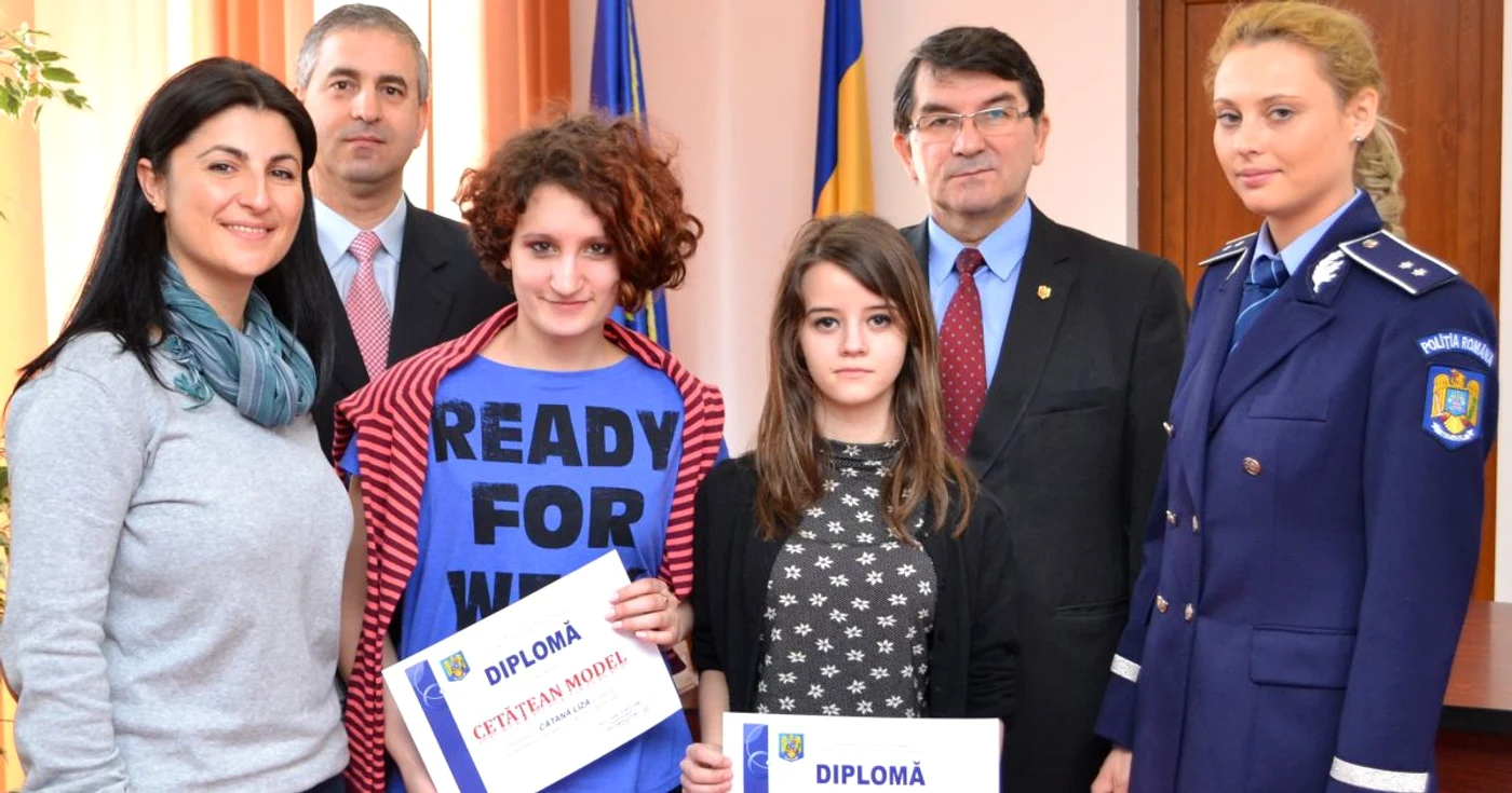 Liza-Katalin şi Alexandra au fost premiate cu titlul de ”Cetăţean Model” de către reprezentanţii IPJ Mureş
