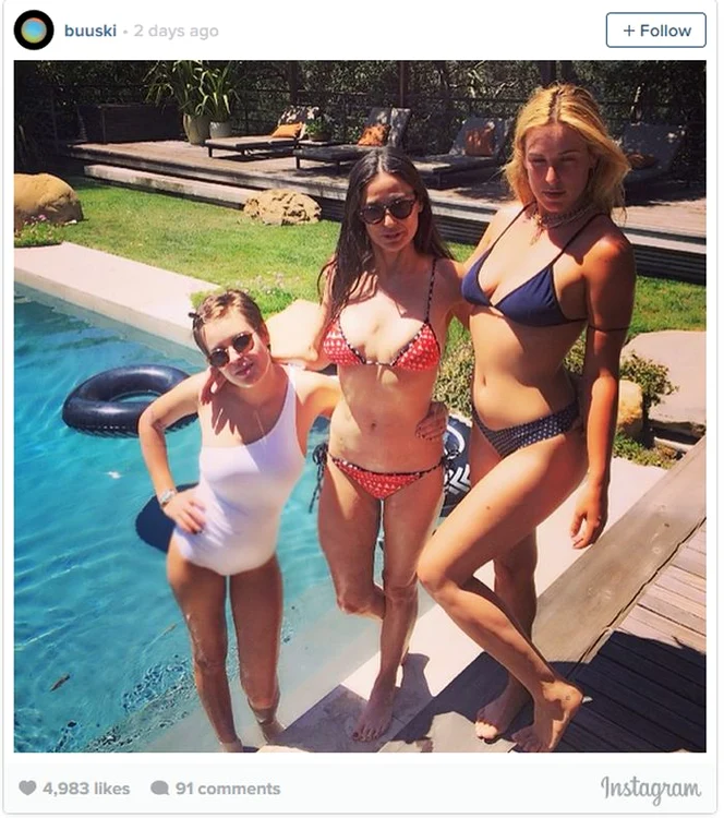 Demi Moore şi fiicele ei arată foarte sexy în costum de baie. Deşi are 52 de ani, actriţa are un corp de invidiat.