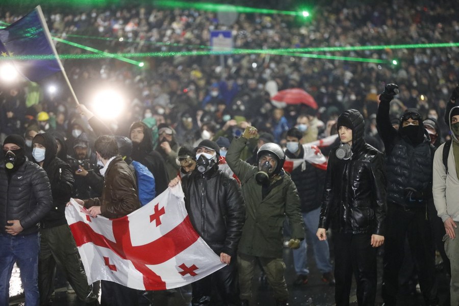 Georgia: Mii de oameni au ieșit din nou în stradă. A 12-a noapte consecutivă de proteste față de politica pro-rusă a guvernului