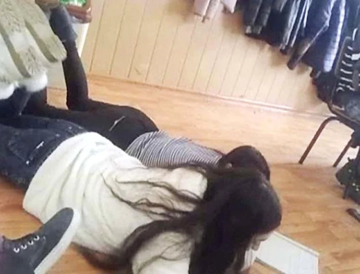 Proful de mate le-a obligat pe eleve să stea întinse pe podeaua clasei