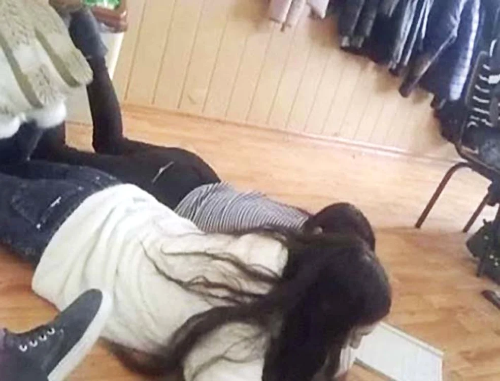 
    Proful de mate le-a obligat  pe eleve să stea întinse  pe podeaua clasei  