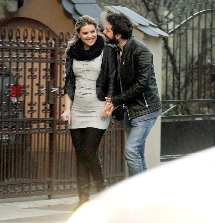 Frumoasa Bianca radiază de fericire, la fel ca și viitorul soț, Marius Moga. Burtica de gravidă a început să se vadă prin bluza mulatăfoto: Alex Muscaliu