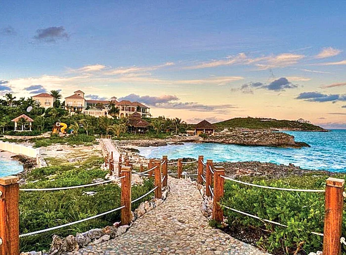 O alee pietruită duce la vilă