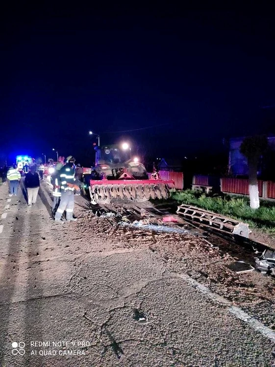 
    O maşină şi un tractor s-au ciocnitFoto: News.ro  