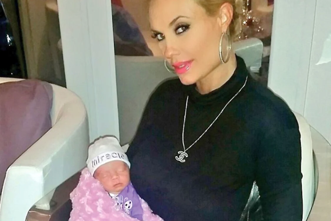 
    Coco Austin nu se desparte nici o clipă de micuţa Chanel   