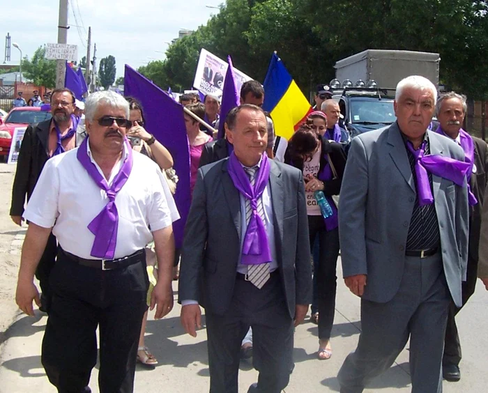 Deputatul Neagu Murgu (mijloc) a reuşit să-i convingă pe foştii săi colegi, Ticu Lazăr (stânga) şi Aurel Bîcu (dreapta) să i se alăture în UNPR