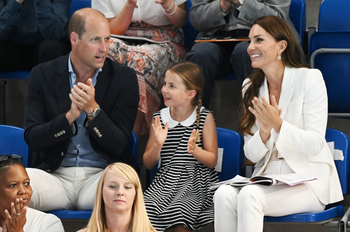 Prințesa Charlotte i a însoțit pe Kate și William (6) jpg