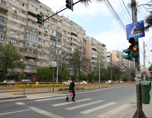 Semaforul a rămas blocat pe culoarea galben intermitent (foto de arhivă)