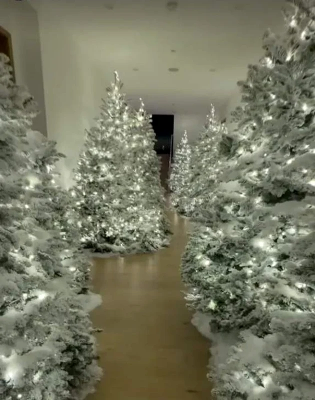 Kim Kardashian și-a transformat casa într-o pădure de brazi de Crăciun / foto: captură video