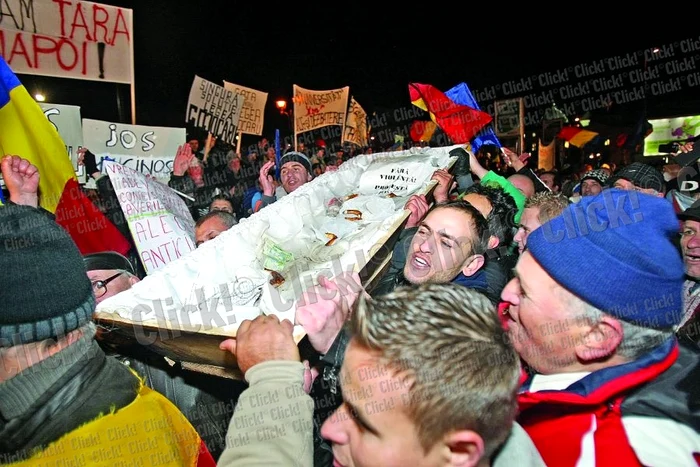 În jur de 200 de studenţi s-au alăturat protestatarilor, spre marea bucurie a acestora