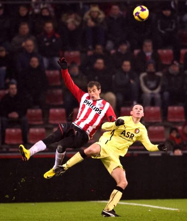 
    Danco Lazovici de la PSV, luat pe sus de adversarul Stefan de Vrij  