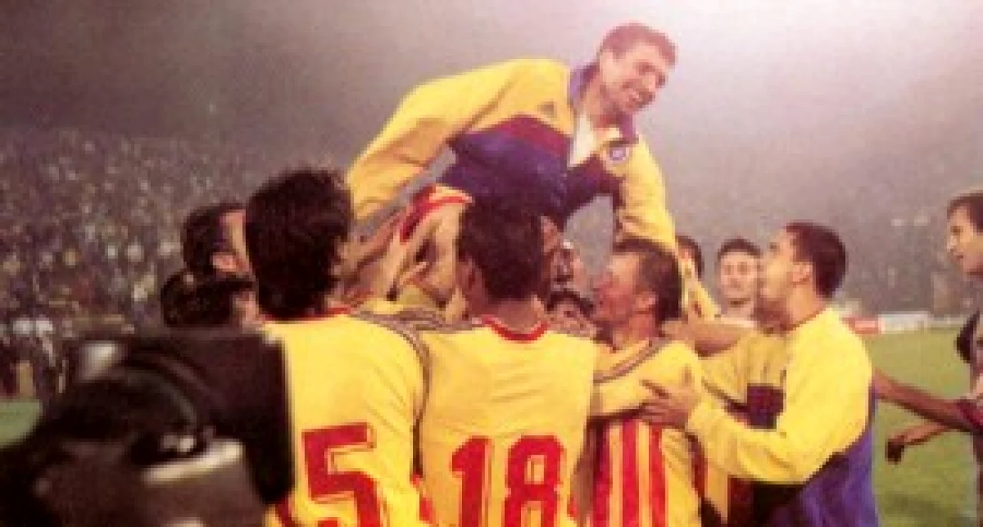 Hagi a fost purtat pe braţe de colegi