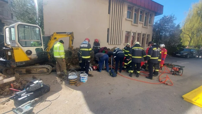 Bărbatul a fost prins sub un mal de pământ Foto: ISU MM