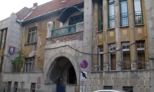 Prima casa în stil secession din Oradea – un pericol pentru trecători jpeg