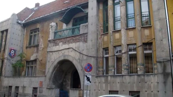 Prima casa în stil secession din Oradea – un pericol pentru trecători jpeg