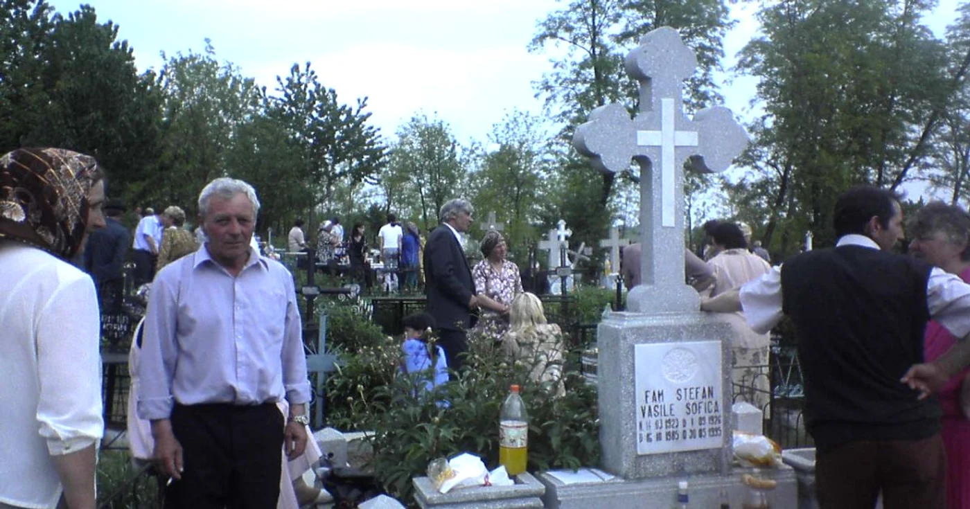 De Paştele Blajinilor, credincioşii împart pomeni şi prăznuiesc lângă mormintele celor trecuţi pe lumea cealaltă