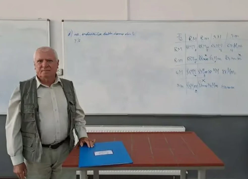 Povestea profesorului care predă fizică și chimie de 54 de ani: „Tinerii nu mai sunt atrași de științele exacte”