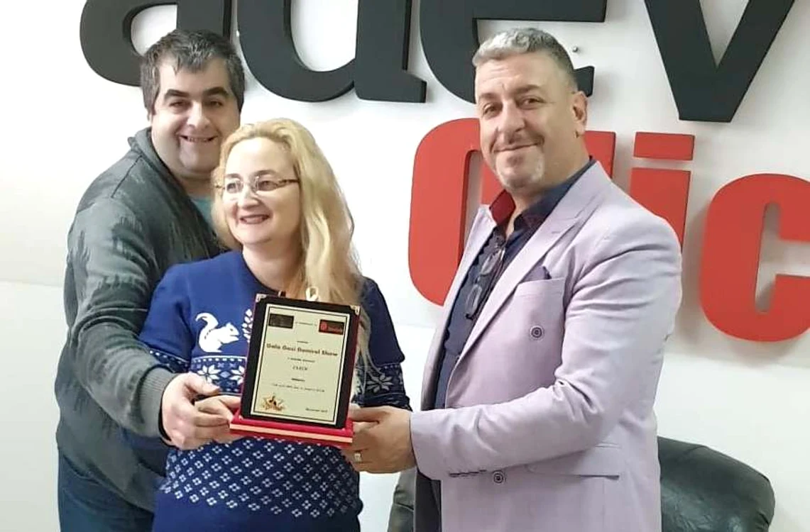 
    Oana şi Viorel Lis, la gală, alături de Gazi Demirel şi de soţia acestuia Foto: Click!  