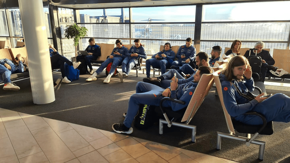 Panică în avionul naționalei României. Trei aterizări ratate din cauza unei furtuni de zăpadă