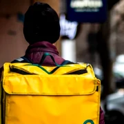 livrator mancare foto shutterstock png