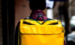 livrator mancare foto shutterstock png