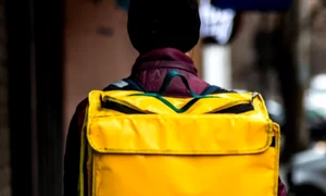 livrator mancare foto shutterstock png