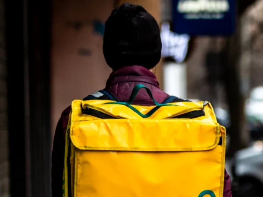 Românii, mai mulțumiți de livratorii străini decât de cei autohtoni: „Mă întreba dacă sunt singură acasă”