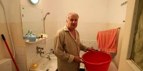 Craiovenii se spală la lighean