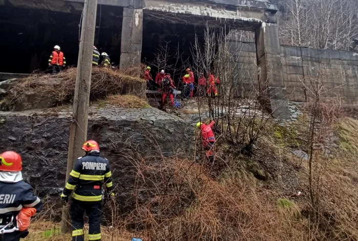 Accidentul a avut loc în apropiere de Mănăstirea Lainici                                                 Foto ISU Gorj