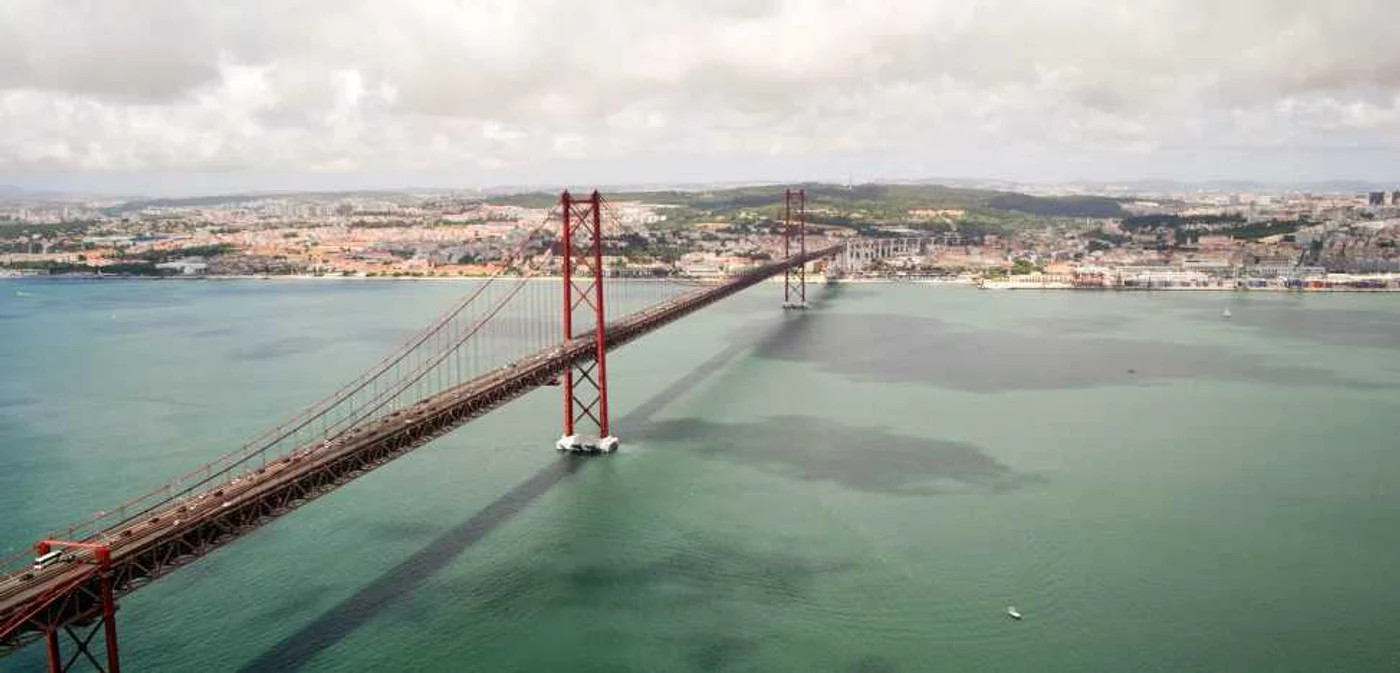 Podul „25 Aprilie” a fost creat de acelaşi arhitect care a realizat Golden Gate din San Francisco. FOTO MARIAN LIVIU MIRZACU