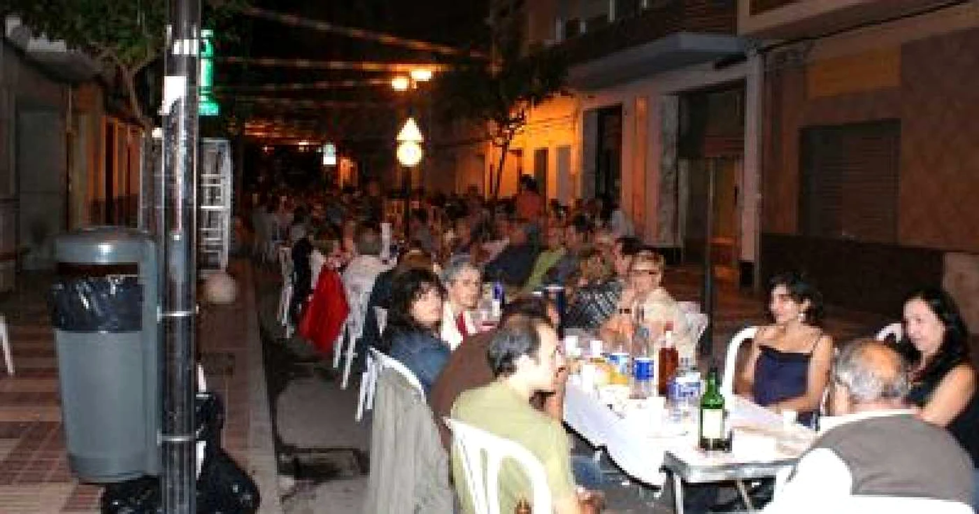 Spania: Trei zile de fiestă cu mese întinse pe stradă