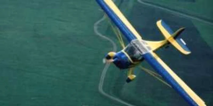 Doi morţi după ce un avion uşor s-a prăbuşit în grădina unei case spaniole