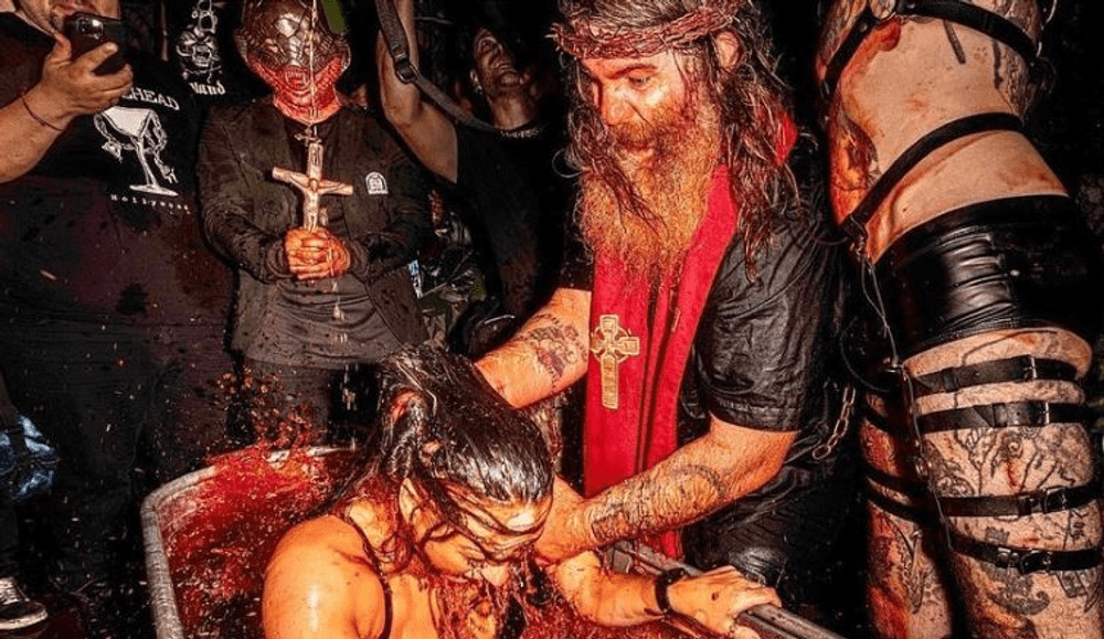 Botez în baie de sânge la concertul trupei de punk reptilian creștin Cancer Christ
