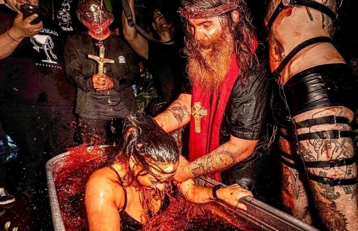 Solistul trupei Cancer Christ, la concert