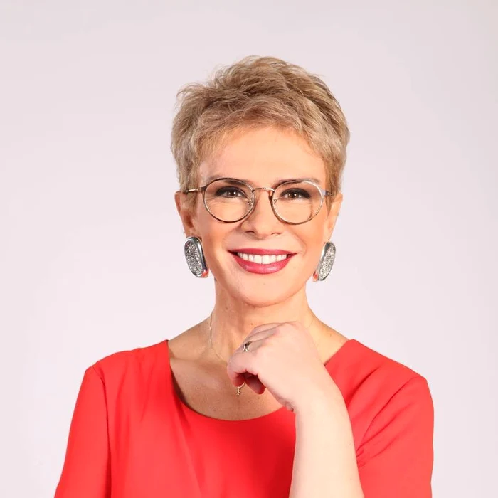 
    Îi place să primească în dar bijuterii, flori în ghiveci, hanorace oversizeclickpentrufemei.ro  